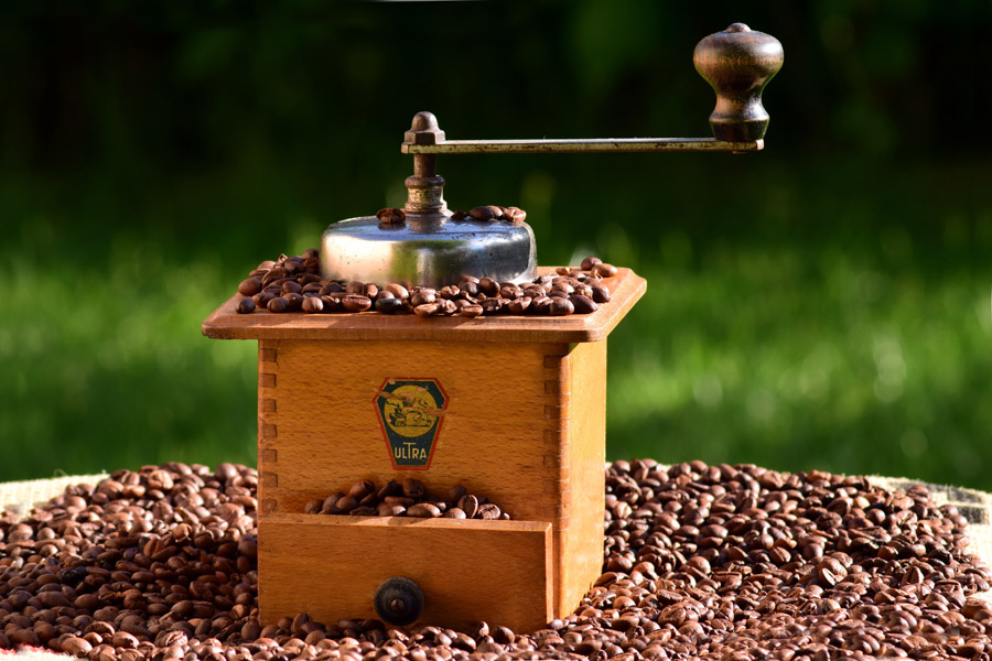 フリー写真] コーヒー豆とコーヒーミル - パブリックドメインQ：著作権フリー画像素材集